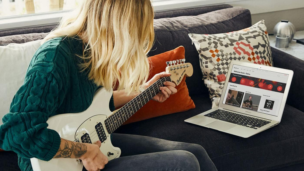 Fender je ponudio tri mjeseca besplatne upotrebe aplikacije Fender Play putem koje se uz pomoć poznatih virtuoza moglo učiti svirati gitaru, bas i ukulele