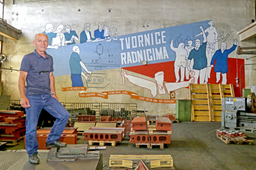 Glavni izvršni direktor Itasa prvomajske Dragutin Varga ispred čuvenog murala Tvornice radnicima 