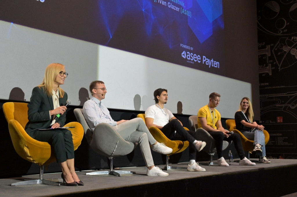 &lt;p&gt;Iva Šulentić, Ivan Glazer, Adrian Krajcar, Dario Marčac i Lorena Farkač na konferenciji Digital Touchpoint&lt;/p&gt;
