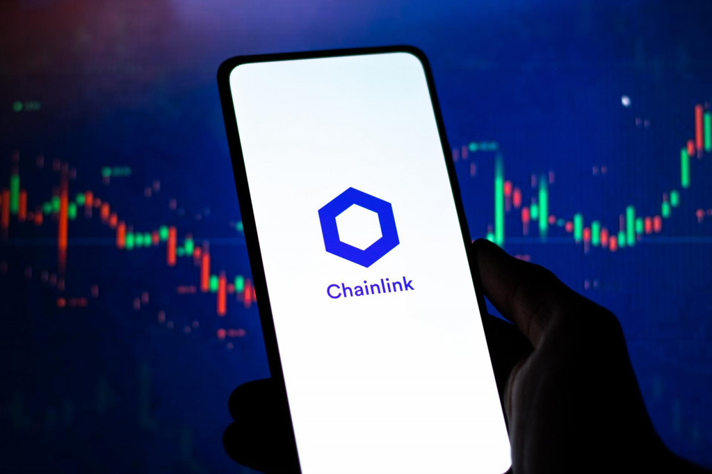 &lt;p&gt;West Bangal, India - February 4, 2022: Chainlink logo on phone screen stock image.&lt;/p&gt;
