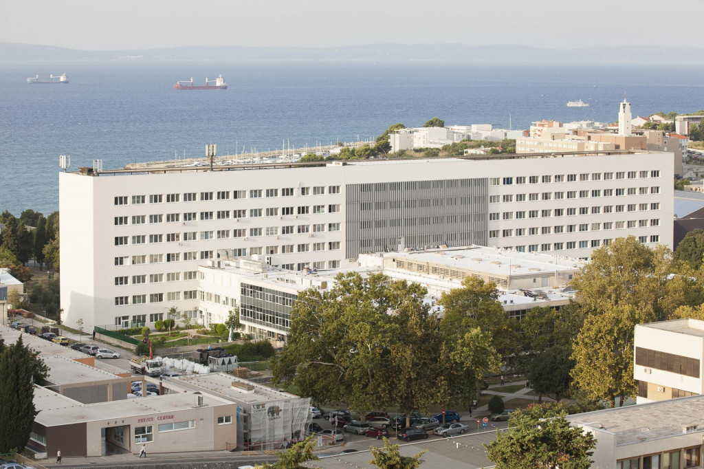 &lt;p&gt;Bolnica Križine u Splitu izgrađena je 1965. godine i prije 7 godina je dubinski energetski obnovljena. Kada bi se javne zgrade najslabijih energetskih razreda – F i G obnovile u B ili C razred, njihova krajnja potrošnja energije bila bi manja za 90%.&lt;/p&gt;