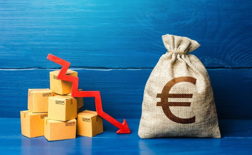 &lt;p&gt;Euro money bag with boxes and down arrow. Income decrease, slowdown and decline of economy. Low sales. Production decline. Reduced transportation prices. Bad consumer sentiment and demand for goods. EU, eurozona, BDP, GDP, gospodarstvo, pad, usporavanje&lt;/p&gt;