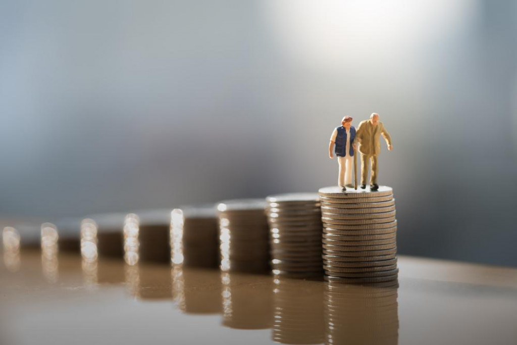&lt;p&gt;Concept of retirement planning. Miniature people: Old couple figure standing on top of coin stack.&lt;br&gt;
mirovinski fondovi&lt;/p&gt;