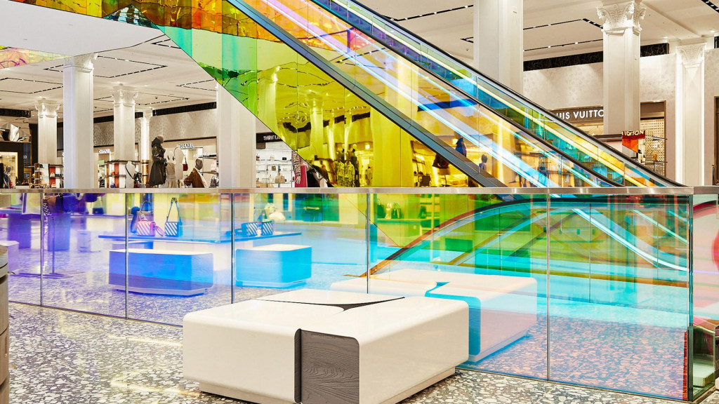 &lt;p&gt;Rem Koolhaas projektirao je pokretne stube u preuređenoj Saksovoj &lt;em&gt;flagship-&lt;/em&gt;trgovini u New Yorku&lt;/p&gt;