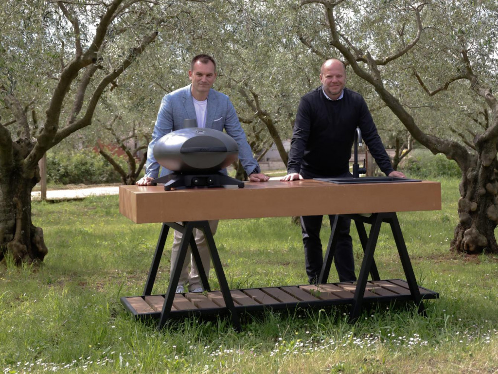 &lt;p&gt;Kristian Korunić i Danijel Močibob s izložbenim primjerkom nagrađene betonske kuhinje&lt;/p&gt;
