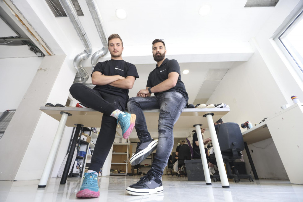 &lt;p&gt;Tvrtka Receated koja se bavi reparacijom i čišćenjem oštećene obuće, torbica i cipela i prodajom u dućanu na Novoj cesti.&lt;br&gt;
Andrian i Kristian Cvijić&lt;/p&gt;