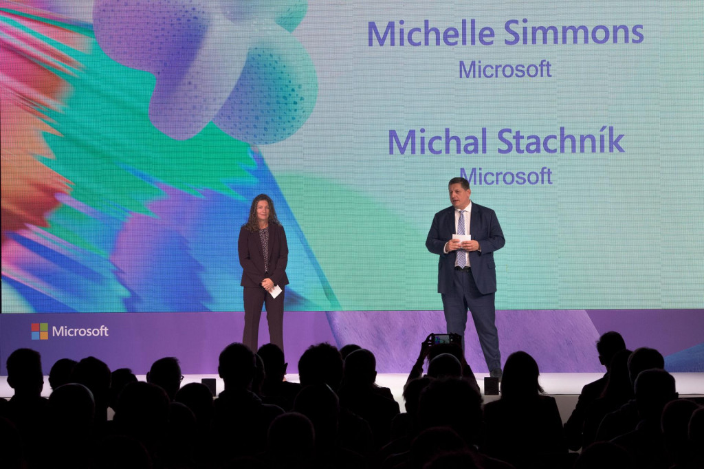 &lt;p&gt;Michelle Simmons i Michal Stachnik, direktor Microsofta Češka&lt;/p&gt;