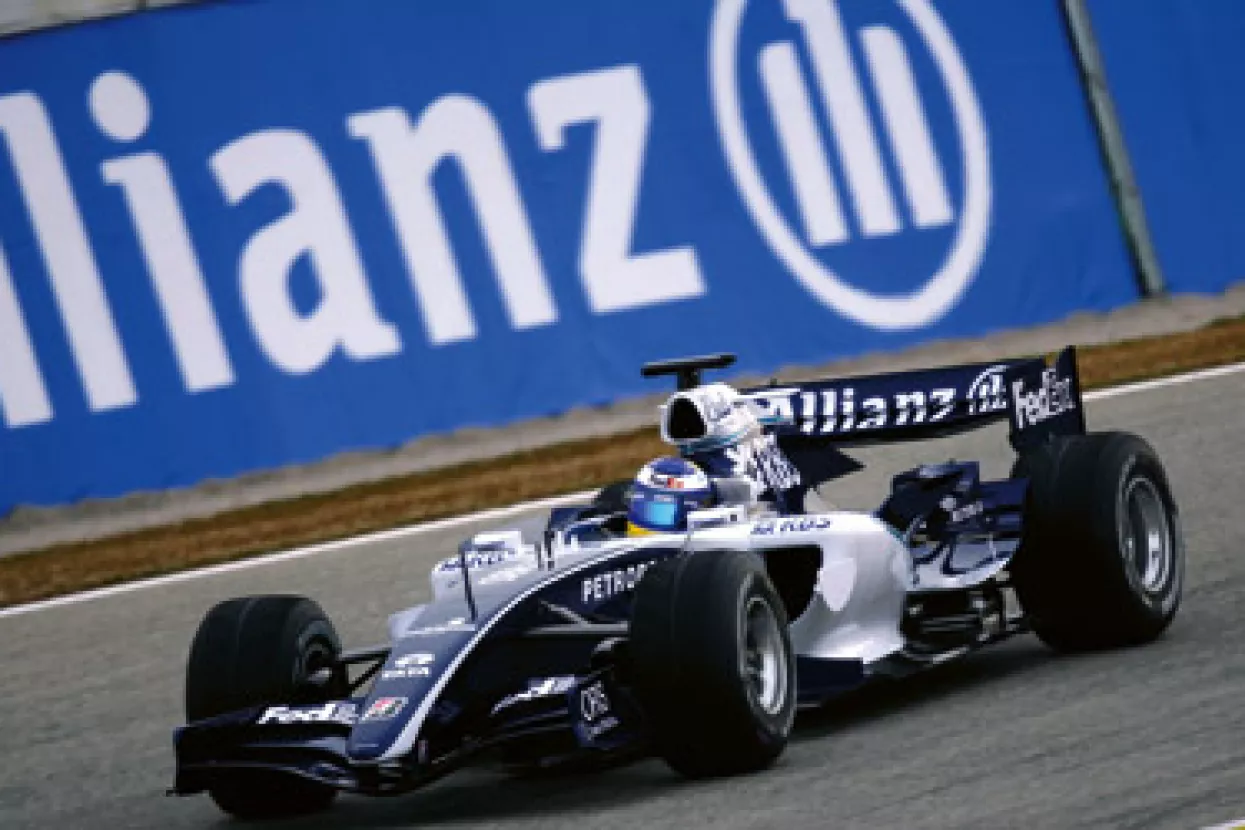 Vozač Formule 1 Mark Weber  u akciji  'Prijatelj u prometu'