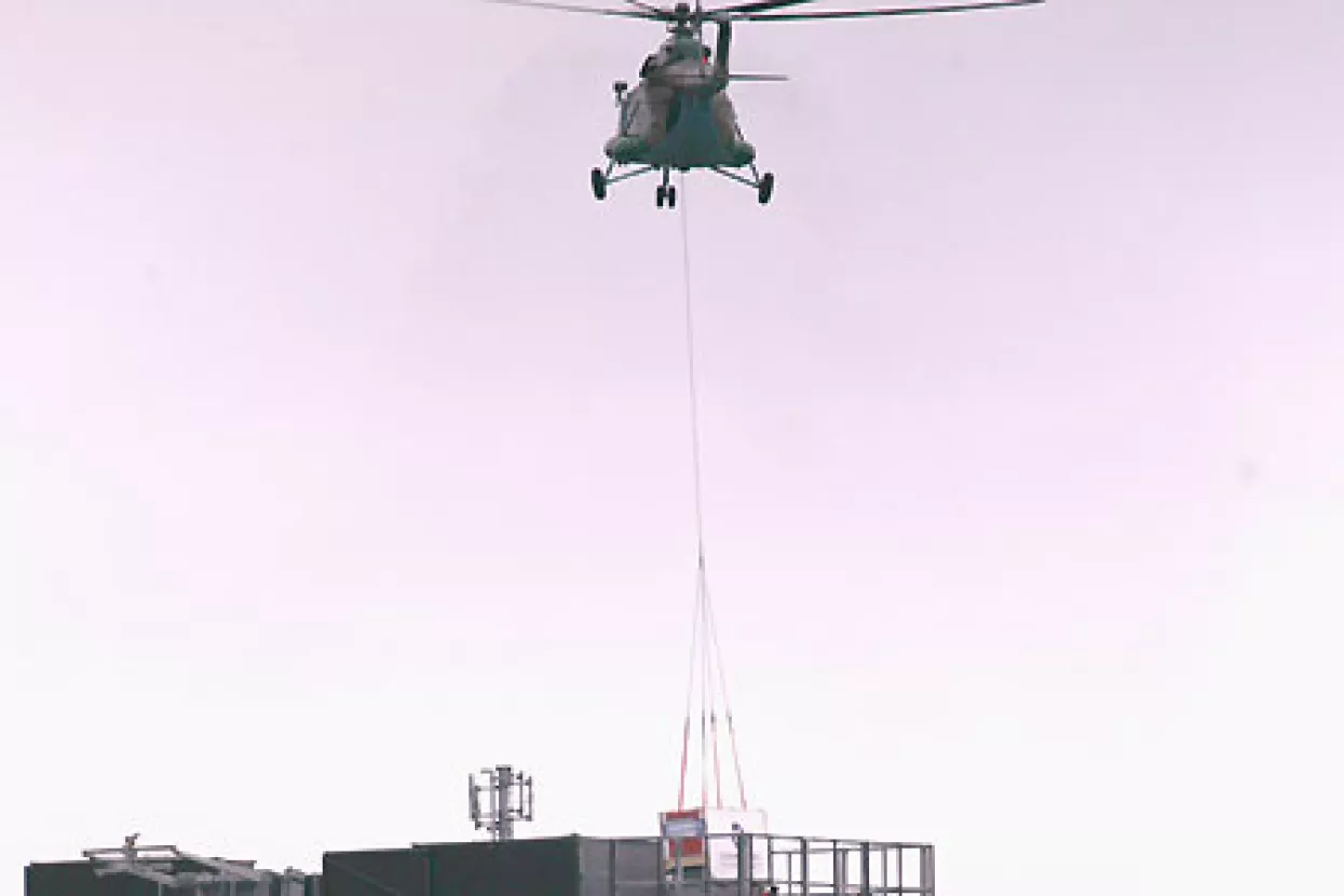 Helikopterom dopremljen agregat na 22. kat Eurotowera