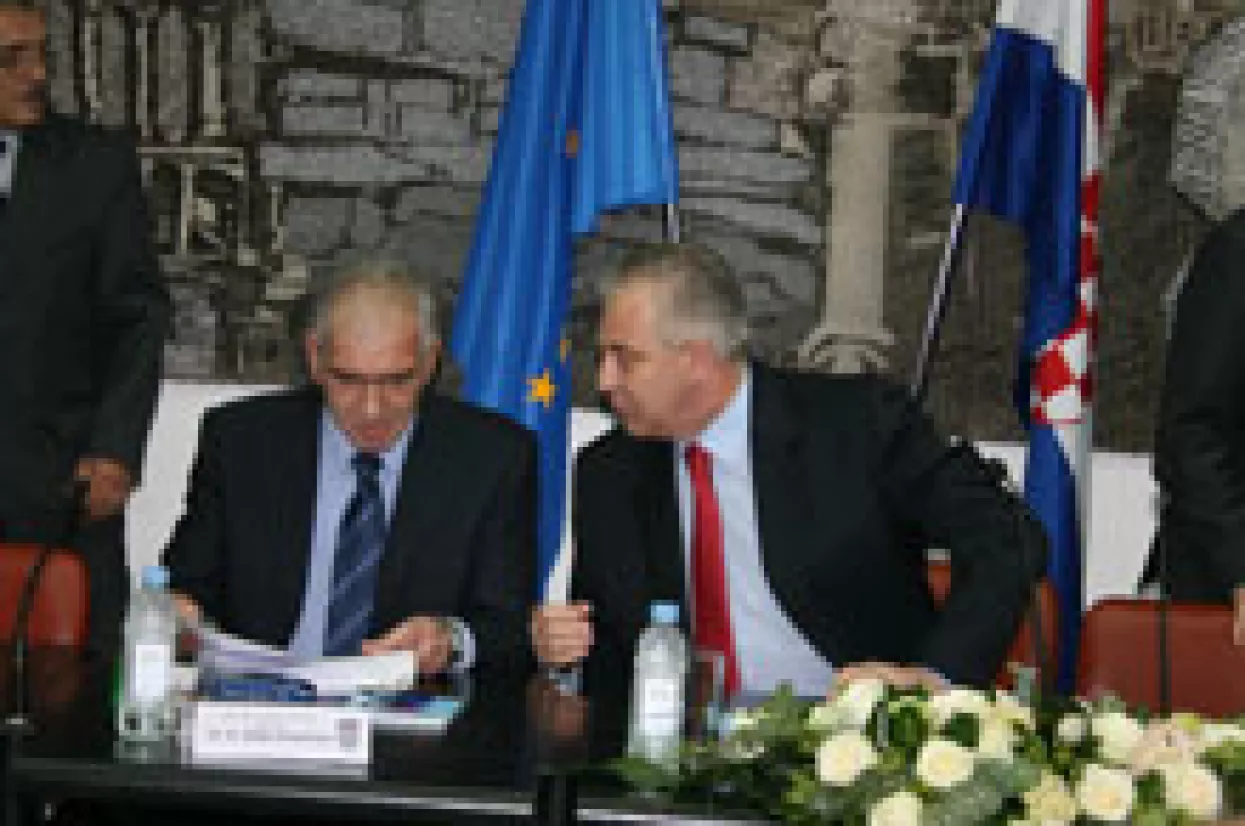 Rohatinski Sanaderu: Zamrznite plaće i režije te smanjite potro&scaron;nju