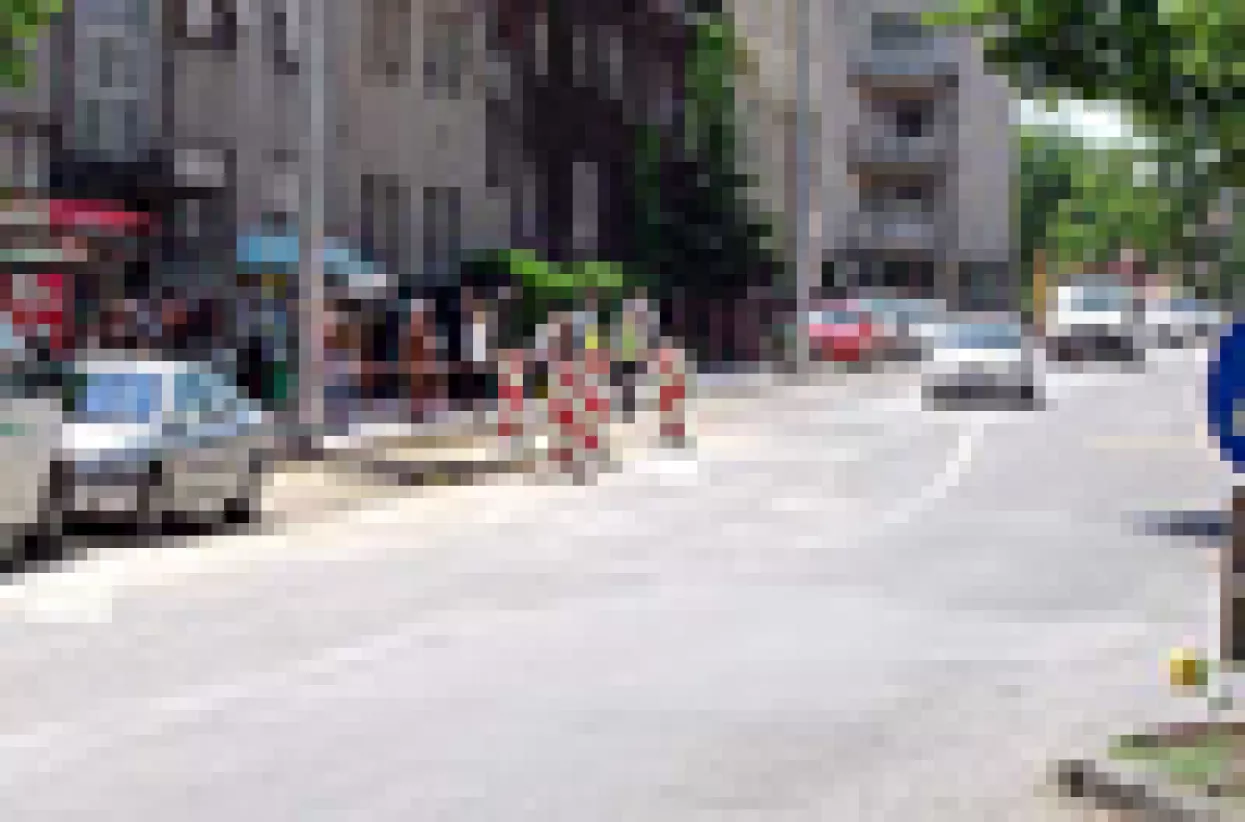 Uru&scaron;en kolnik u Petrovoj ulici, promet teče zaobilazno