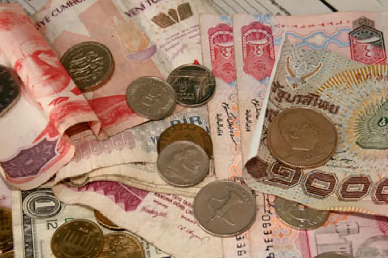 Dolar dramatično pao prema jenu, funta prema euru