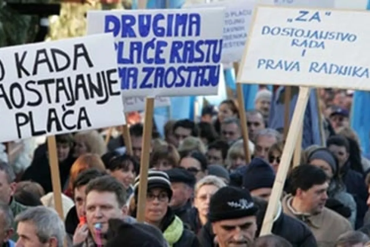Zvižduci političarima i poslodavcima