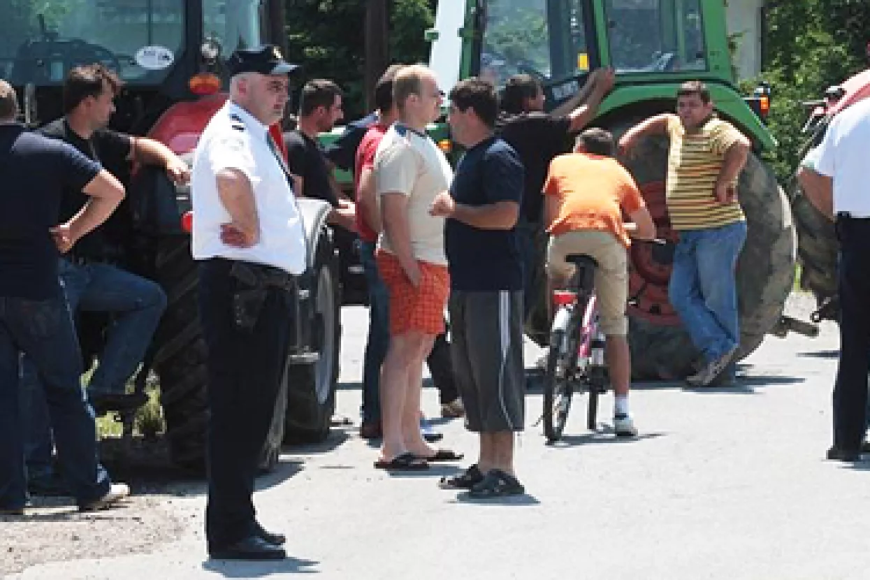 Policija zaustavila seljake, traži se odgovornost Karamarka i Čobankovića