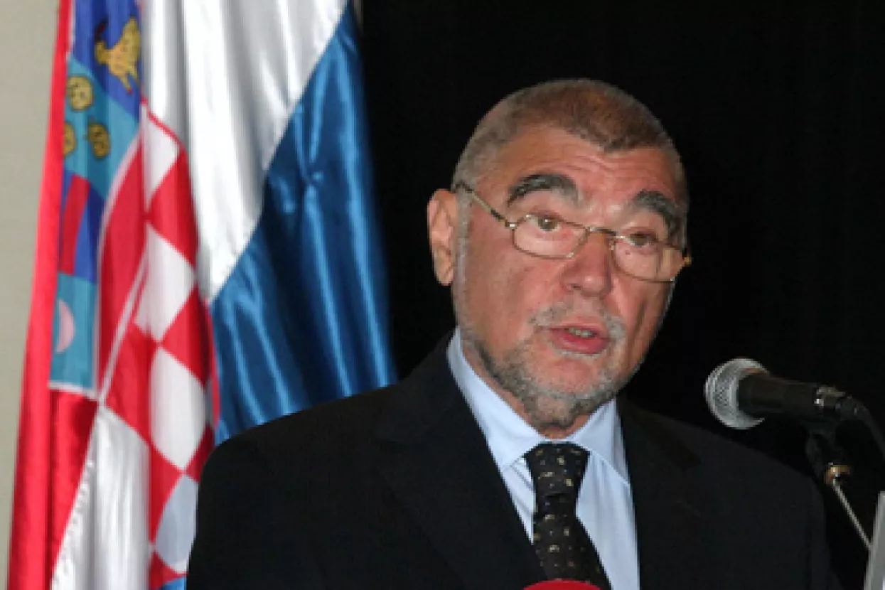 Mesić: Odluku Ustavnog suda ne smatram kao vlastiti poraz