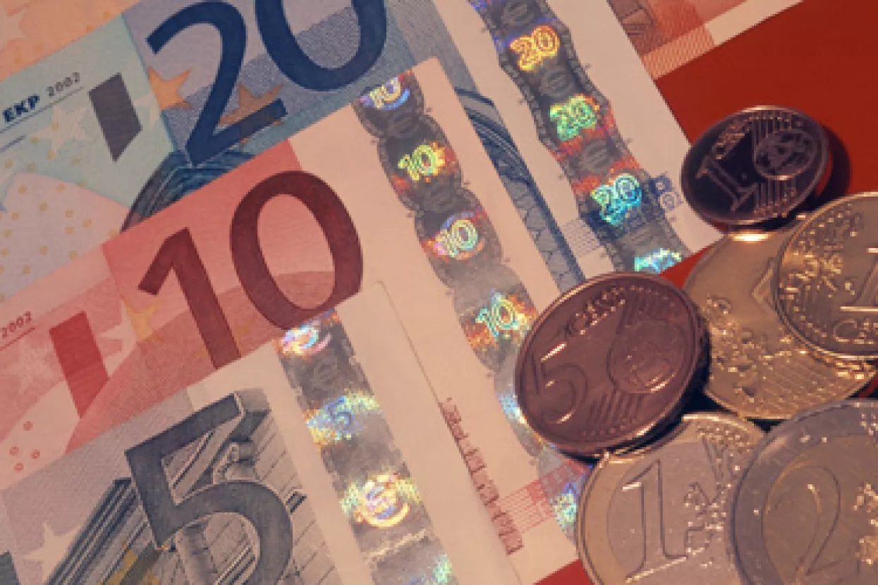 Grci priti&scaron;ću euro