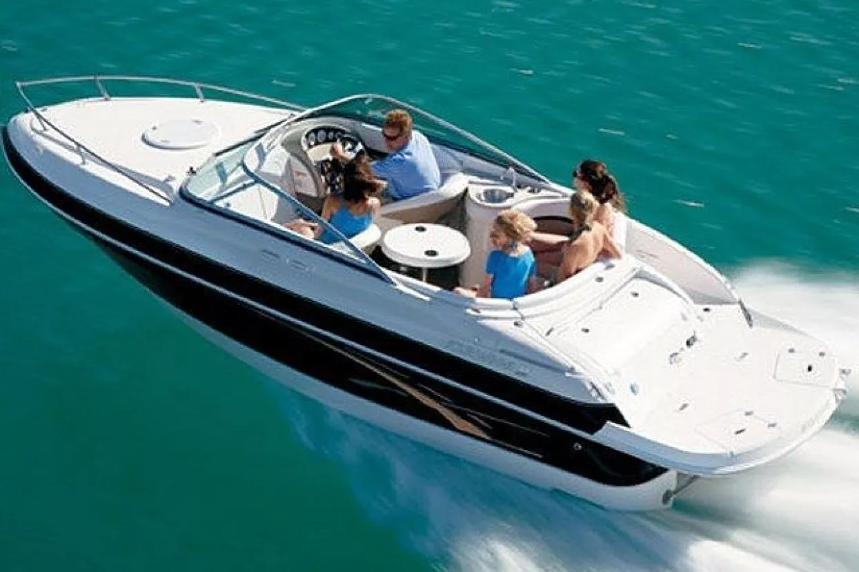 Gliser Four Winns S215 progla&scaron;en brodom godine