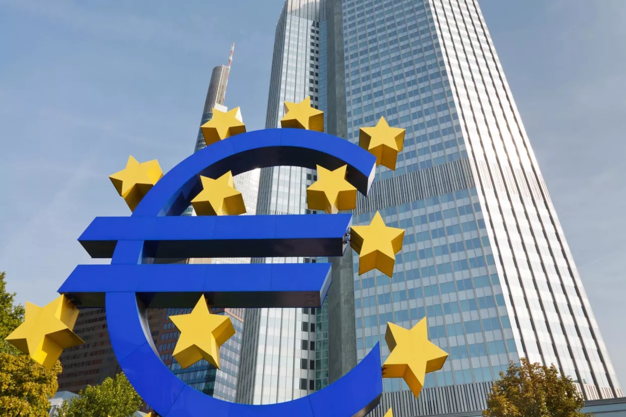 ECB: Manji rast u eurozoni, veća inflacija