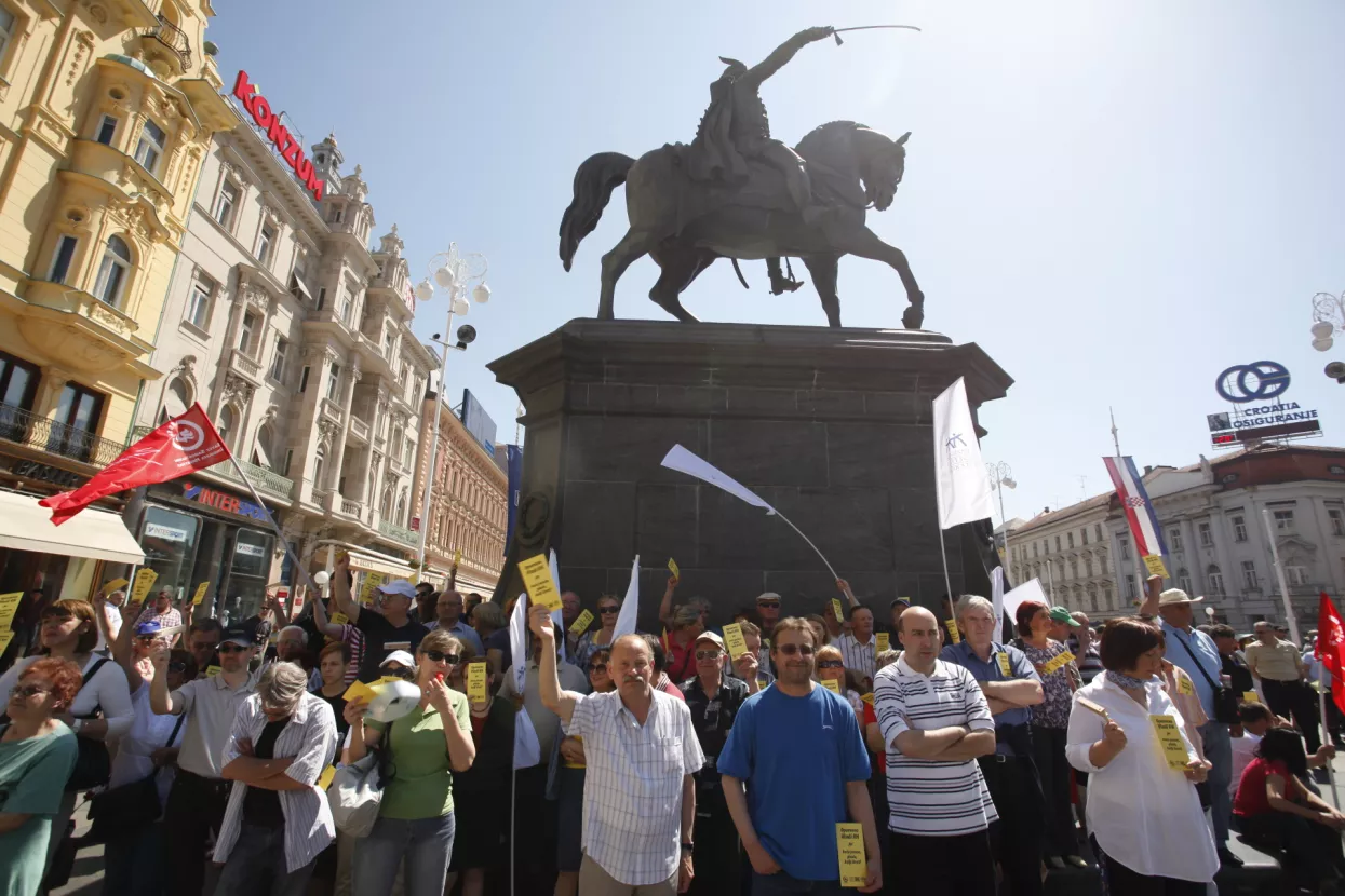 FOTO: Sindikalisti uručili žuti karton Saboru i Vladi
