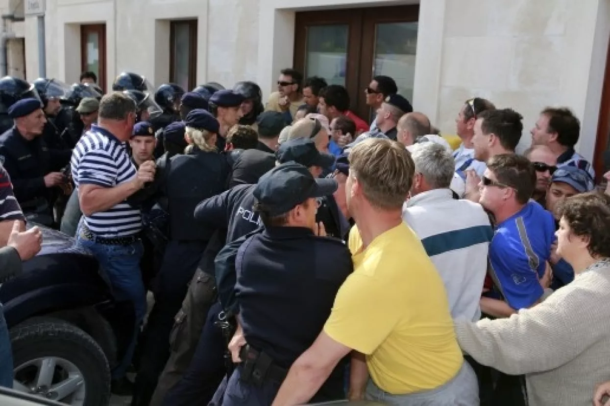 Radnici Jadrankamena opkolili vozilo stečajne upraviteljice