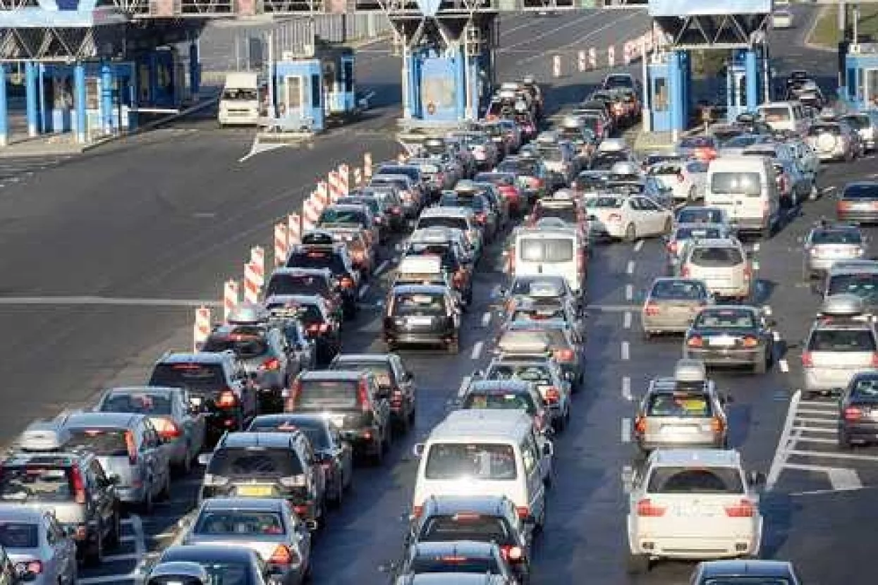 Gužva na granici, jak vjetar na A1 i A6