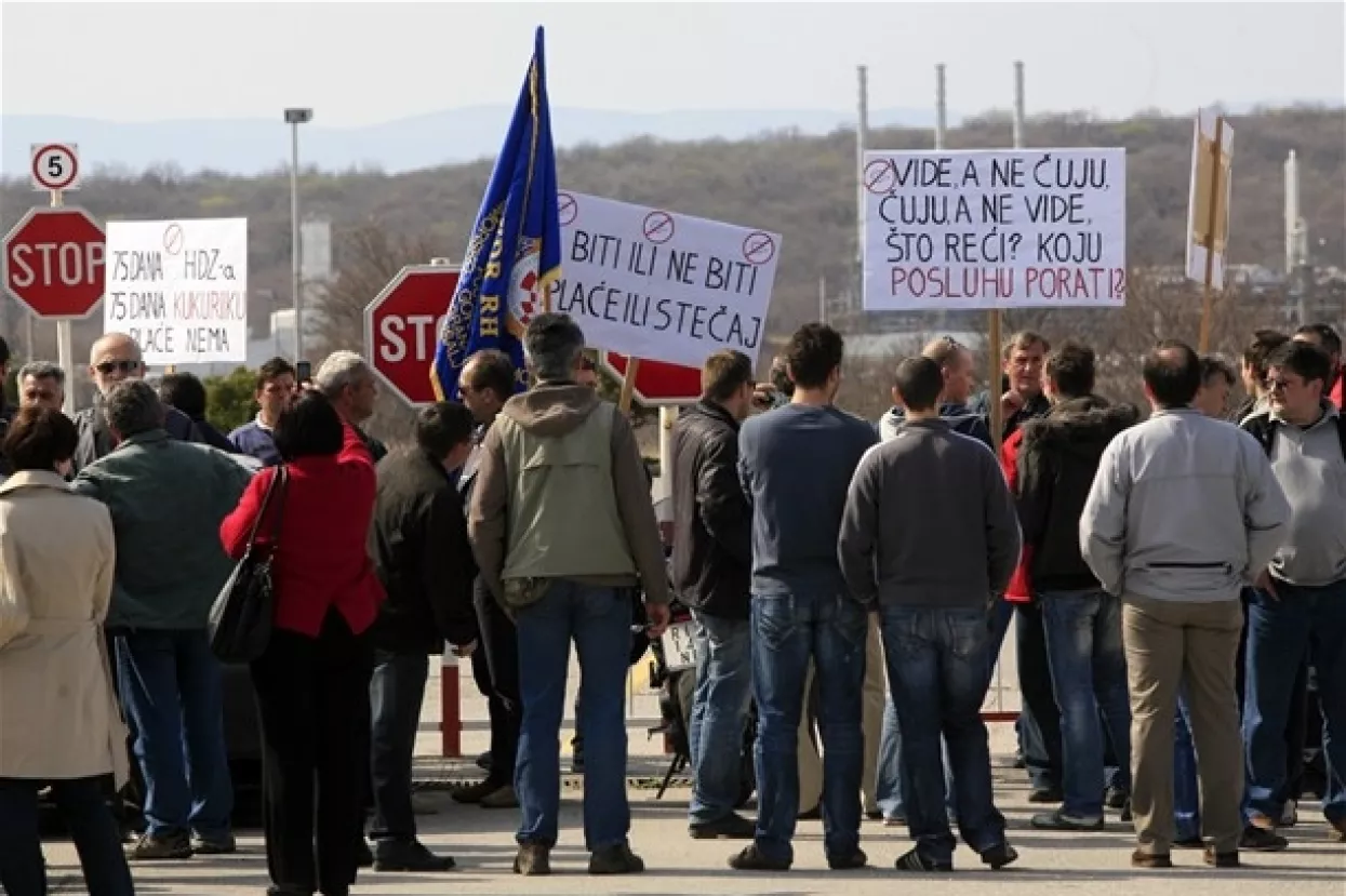 Radnici Dine Petrokemije i dalje blokiraju ulaz u tvrtku