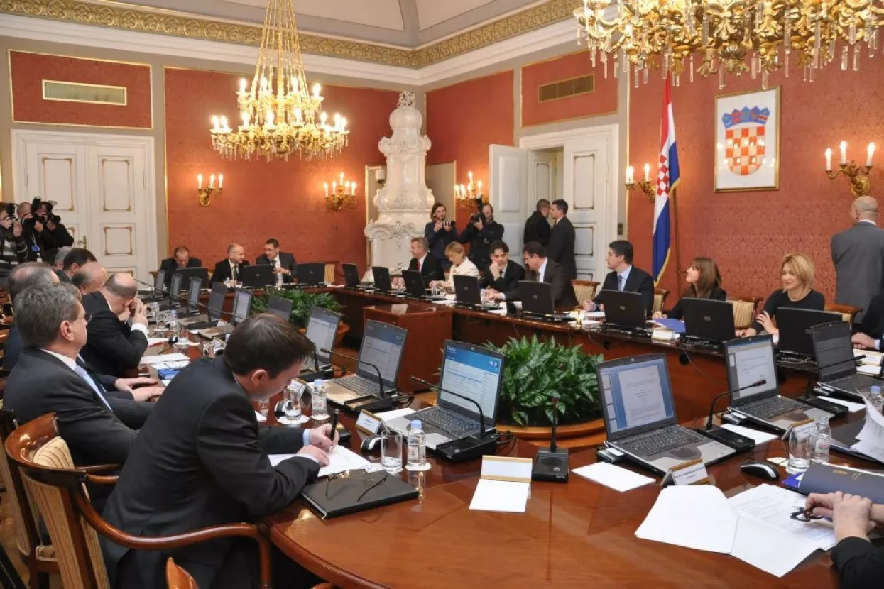 Vlada o prometu gotovinom