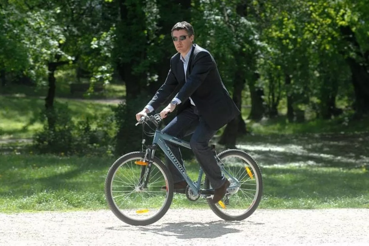 Premijer oprezno upravlja biciklom. Trebao bi i ekonomijom