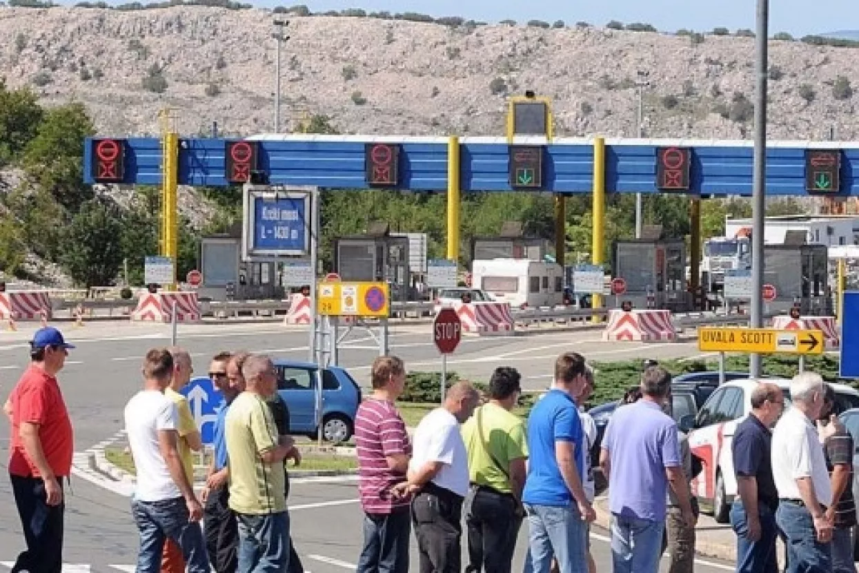 Turisti mirno čekaju u koloni na Krčkom mostu