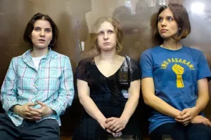 Dvije članice Pussy Riota u bijegu