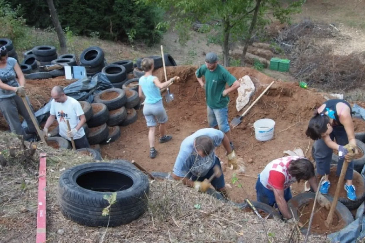 Earthship niče u karlovačkoj &scaron;umi