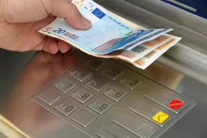 Španjolci povlače novac iz banaka, odljev grčkih depozita zaustavljen