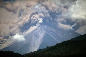Vuklan Fuego baca stijene kilometar u zrak