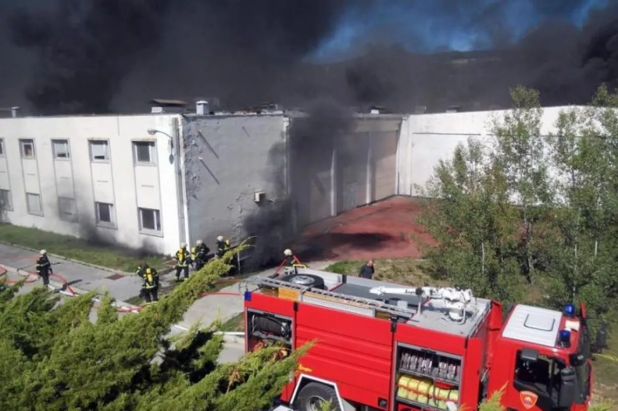 Gori 12 tona kockica za potpalu
