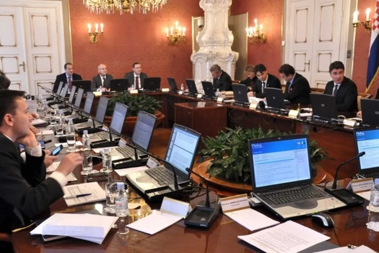 Vladu dnevno 'lajka' 180, a 'Mladi napustimo Hrvatsku' 1140 ljudi