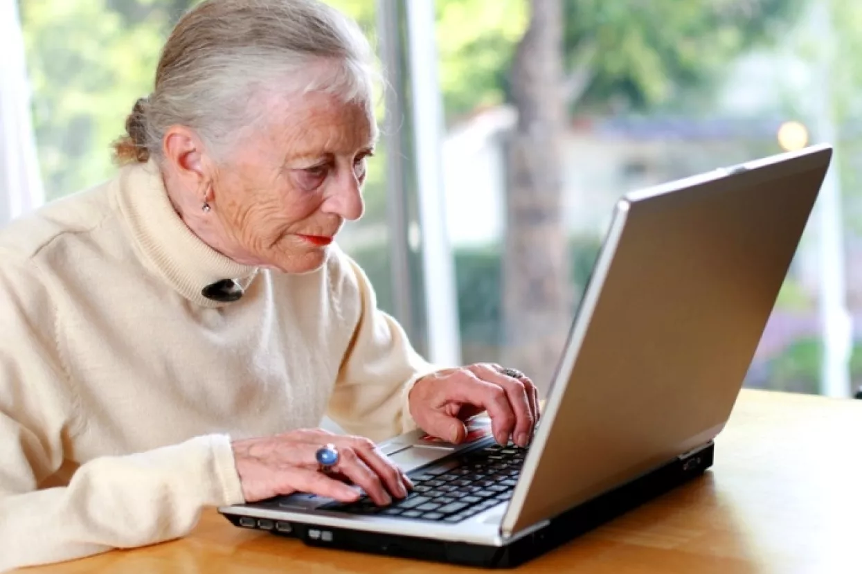 Nije smiješno: i baka i djed su na Fejsu