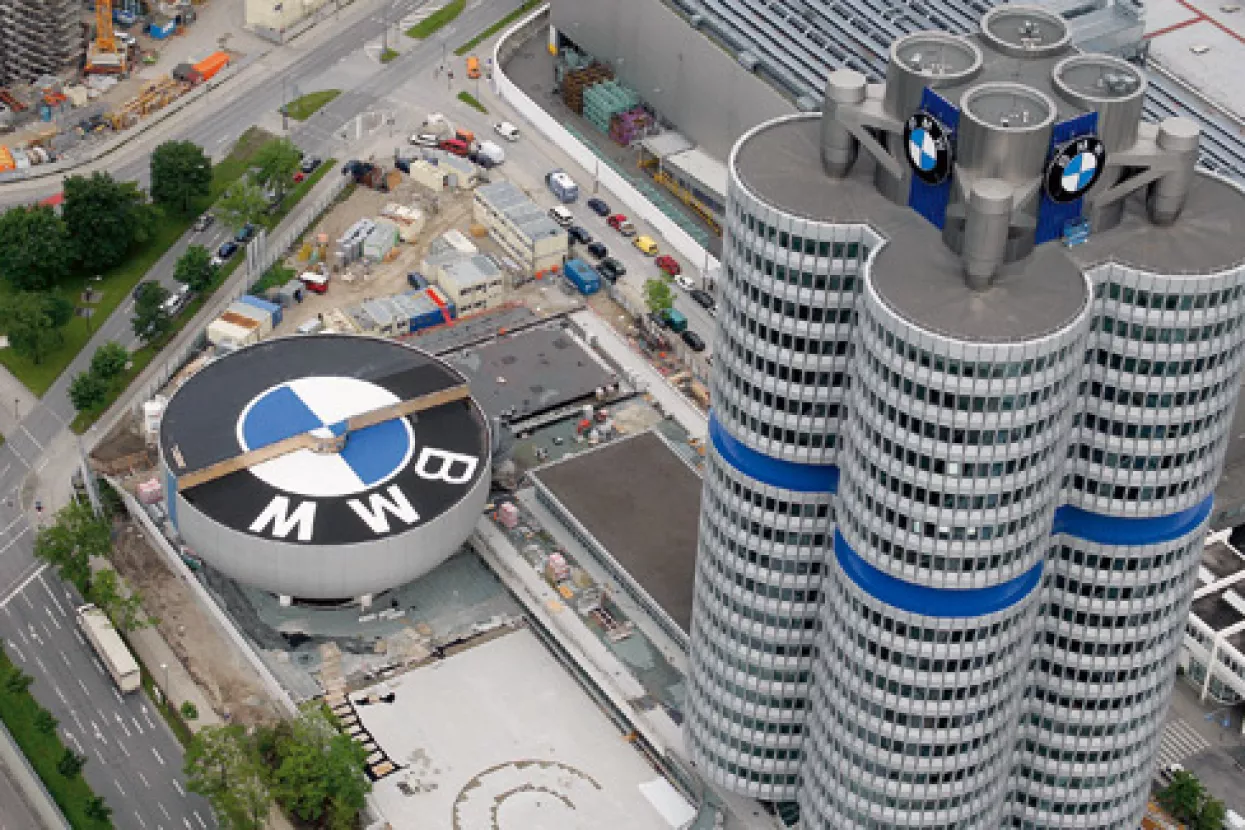BMW prkosi krizi