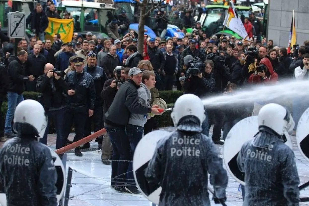 FOTO: Bruxelles zaliven mlijekom