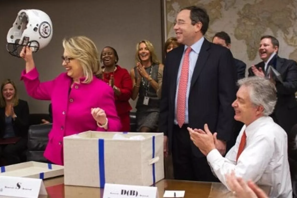Hillary Clinton dobila od kolega kacigu