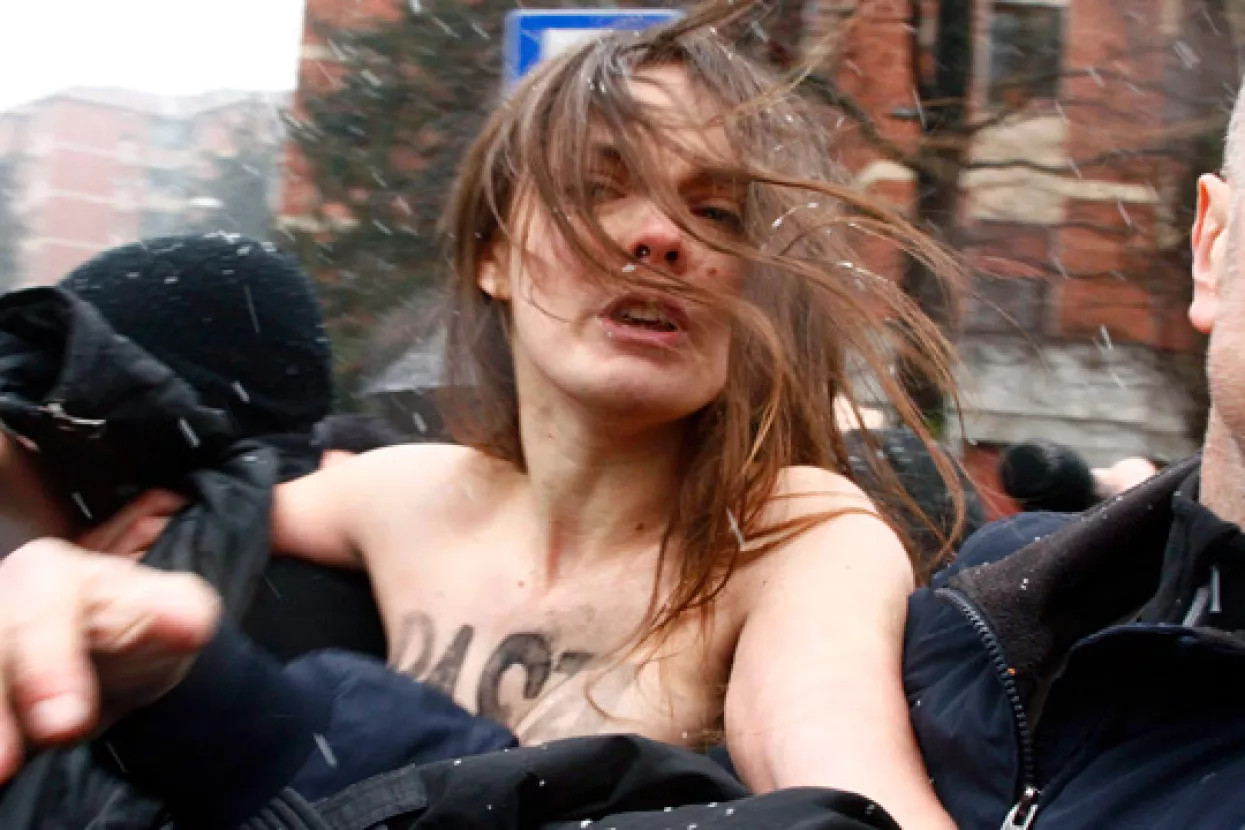 Feministice toplesom protiv Berlusconija