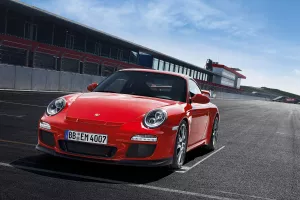 Prepolovljena prodaja automobila, no jo&scaron; se kupuje Porsche