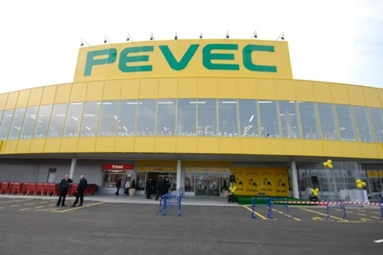 Pevec otvorio prvi novi centar nakon stečaja