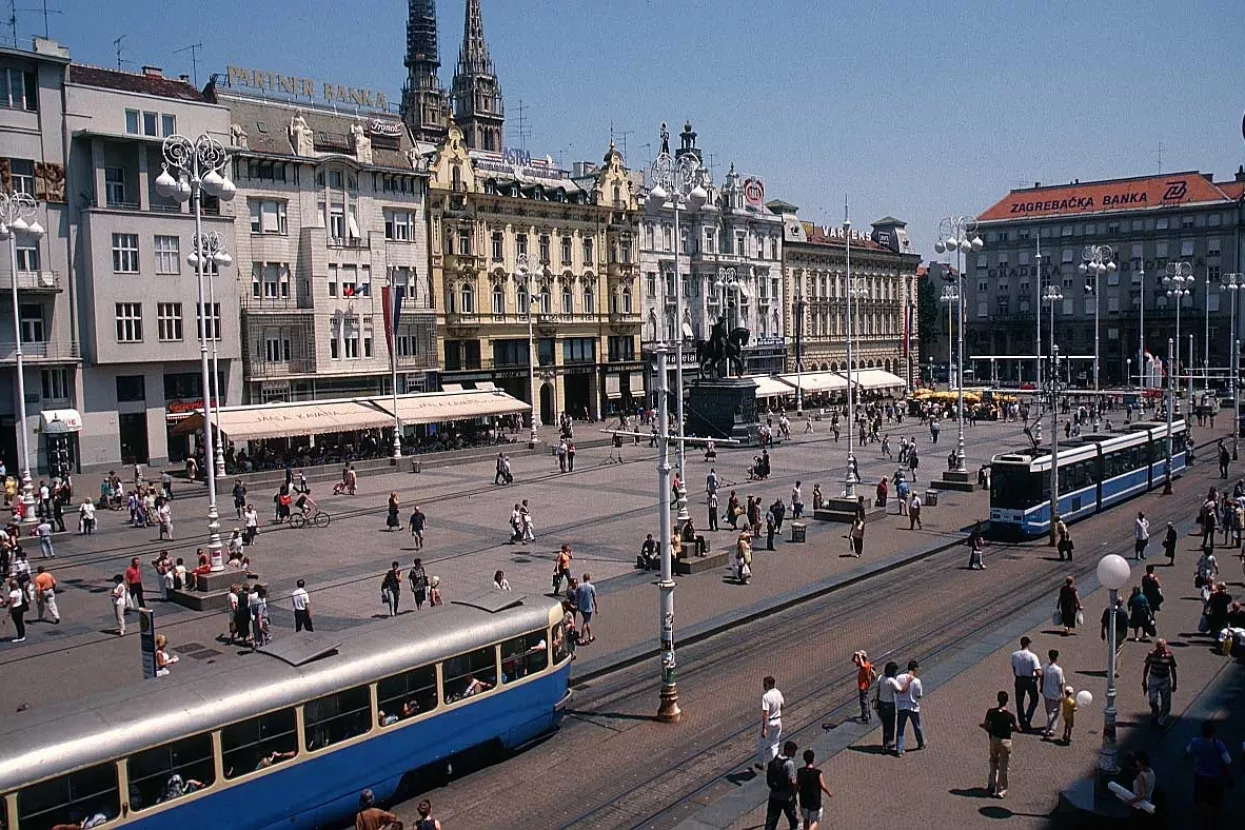 Prosvjed protiv ćirilice na sredi&scaron;njem zagrebačkom trgu