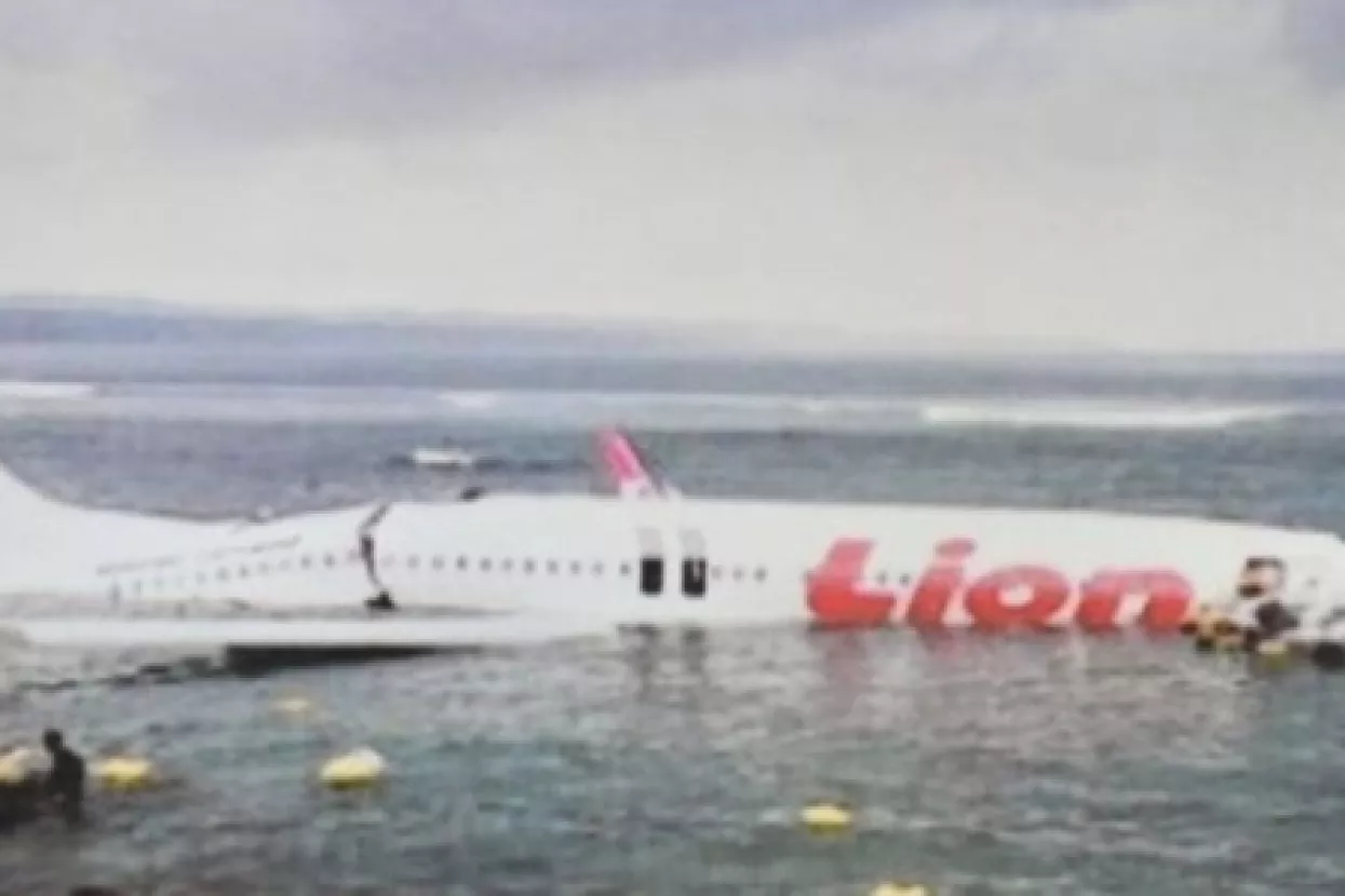 Avion proma&scaron;io pistu i sletio u plićak