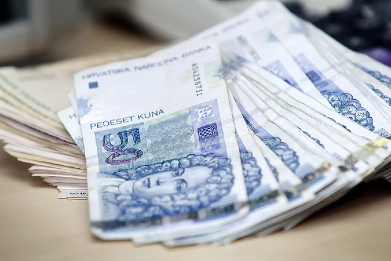 Potražnja za kunama jo&scaron; uvijek puno manja od ponude