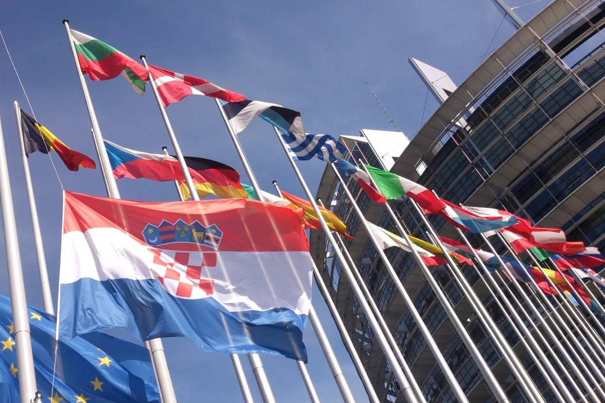 Hrvatska zastava zavijorila se ispred Europskog parlamenta