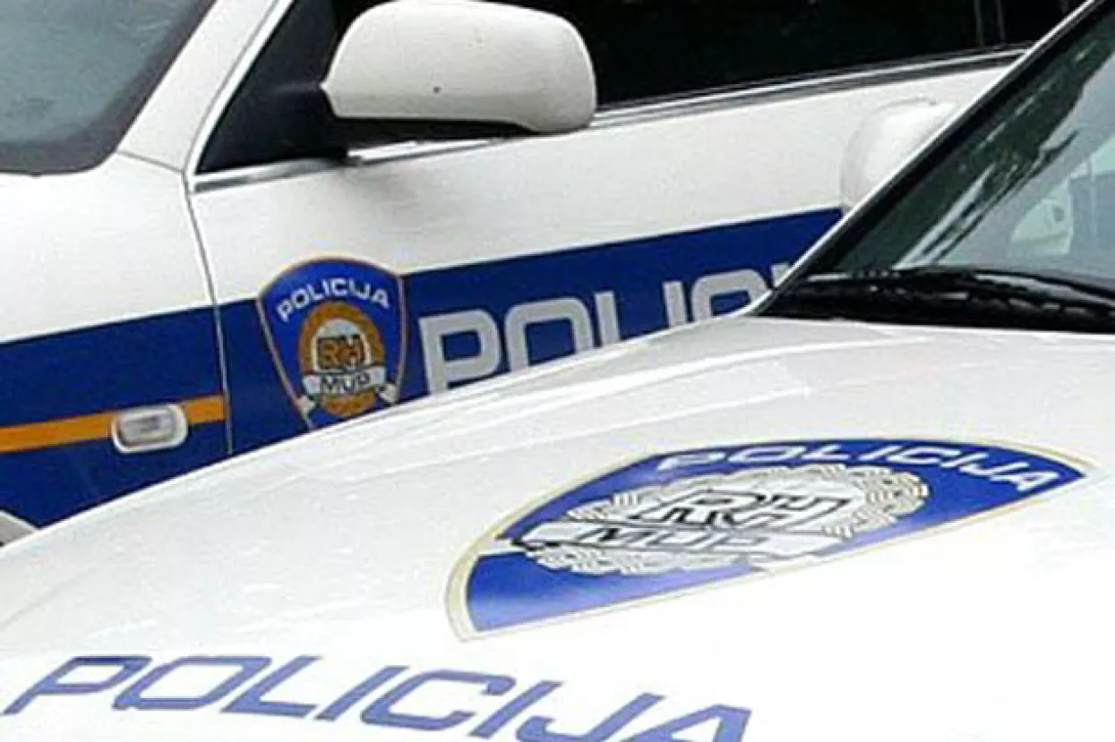 Policajac provalio u ugostiteljski objekt, ukrao novac i cigarete