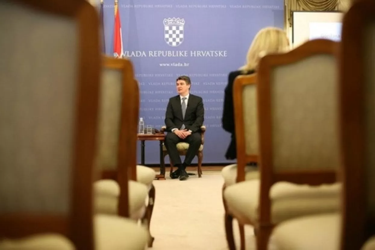 Druže Zoki, ne mere se vi&scaron;e, jedan radi, a četvero ih pi&scaron;e