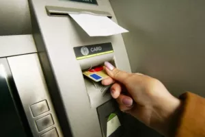 Hrvatske banke zatvaraju poslovnice, a povećavaju broj bankomata