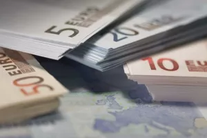 I dok je prema jenu ojačao, tečaj eura prema dolaru pada